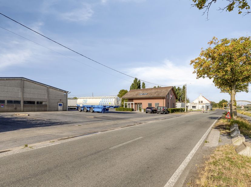 Bien professionnel à vendre à Otteca 24,
                    8780 Oostrozebeke