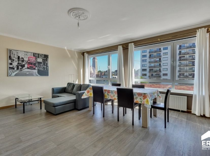 Dit verzorgd appartement met 3 slaapkamers ligt pal in het centrum van Genk, op wandelafstand van winkels, scholen, openbaar vervoer, horeca en het st