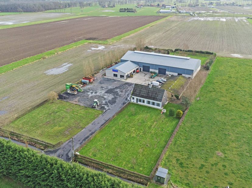 Dit eigendom is gesitueerd in een rustige, groene omgeving, ideaal voor liefhebbers van natuur en rust. Goede bereikbaarheid, met de N49 (Knokke-Aalte