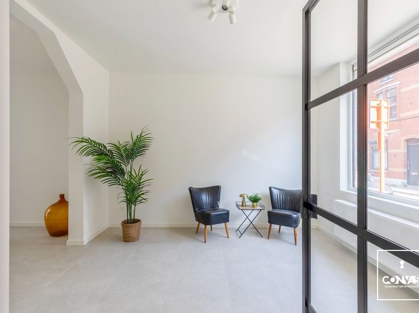 Deze volledig gerenoveerde woning met vier ruime slaapkamers is gelegen op een leuke locatie te Mariakerke en op fietsafstand van het Gentse stadcentr