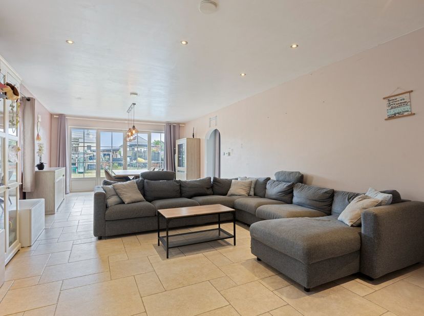 Deze charmante open bebouwing met 5 tot 7 slaapkamers is gelegen op een perceel van 819 m² in Balen-Wezel. <br />
<br />
De woning geniet van een vlot