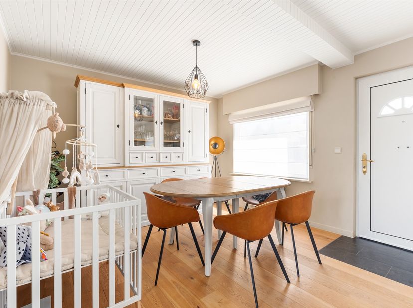 Ontdek deze mooi gerenoveerde gezinswoning in Lede, waar een charmante uitstraling wordt gecombineerd met een stijlvol en hedendaags interieur. Gelege