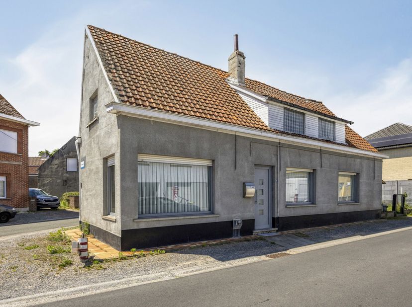 Te renoveren woning met potentieel in UItbergen<br />
Bent u op zoek naar een renovatieproject dat u volledig naar eigen smaak kunt inrichten? Dan bie