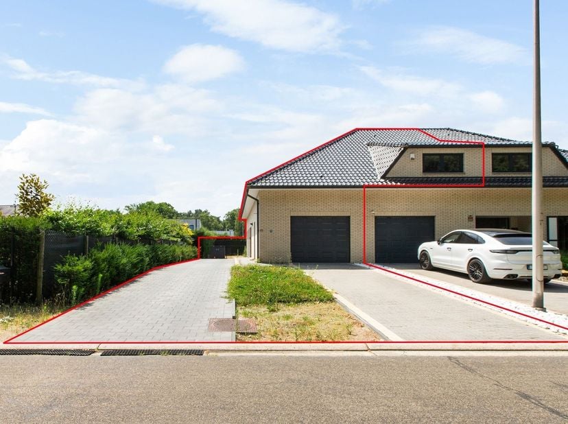 Halfopen gezinswoning met inpandige garage op een rustige toplocatie in Maasmechelen <br />
<br />
Bent u op zoek naar een instapklare gezinswoning