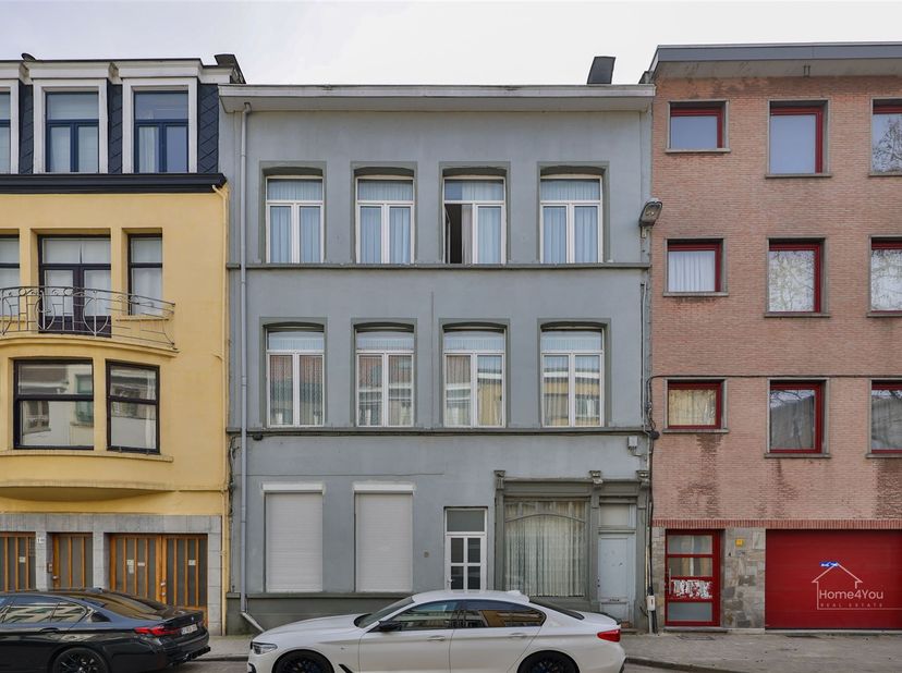 Cette maison spacieuse à plusieurs étages offre de nombreuses possibilités aux familles nombreuses ou à ceux qui recherchent une maison avec beaucoup