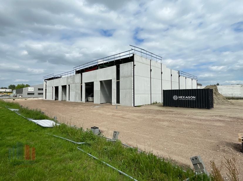 Nieuwbouw KMO-unit van 178 m² met 65 m² mezzanine/kantoor en 3 privatieve parkeerplaatsen te koop, de unit maakt deel uit van het gloednieuwe&amp;nbsp;bed