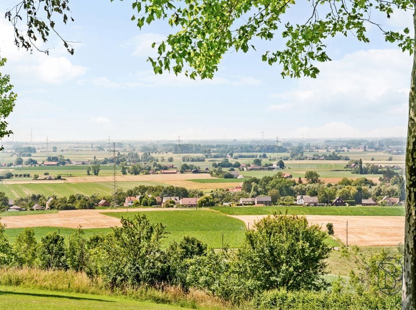 Profitez du plus beau terrain à bâtir de Mont-de-l'Enclus ;<br />
Terrain à bâtir pour villa de 1.315 m² avec une vue imprenable.<br />
Aucune obligat