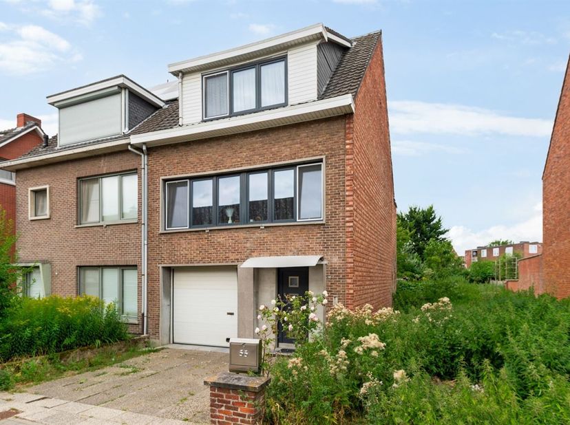 Bel-etagewoning met 3 slaapkamers en ruime inpandige garage<br />
Deze gezinswoning met 3 slaapkamers is gelegen in een rustige woonomgeving in Turnho
