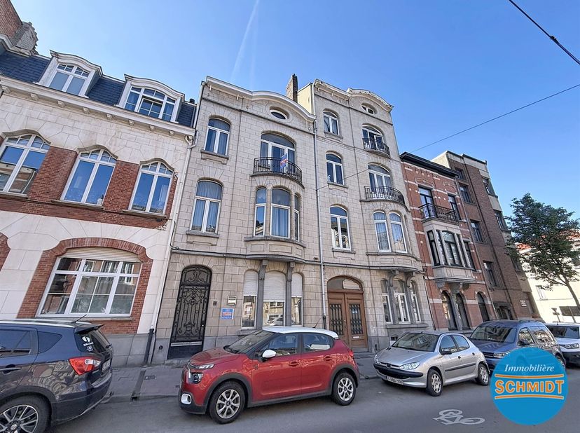IMMOSCHMIDT (Ref. 29564) - ETTERBEEK (La Chasse) - Eengezinswoning van 210m² ideaal gelegen en volledig gerenoveerd in 2020. Het bestaat uit 6 slaapka