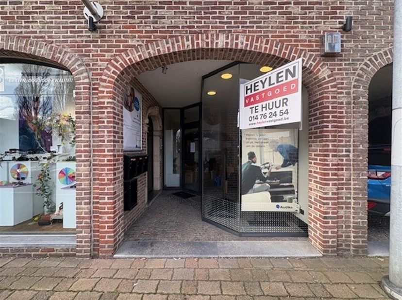 Immeuble commercial de plain-pied dans un emplacement de choix !<br />
<br />
Situation : Idéalement situé dans le centre de Herenthout avec toutes