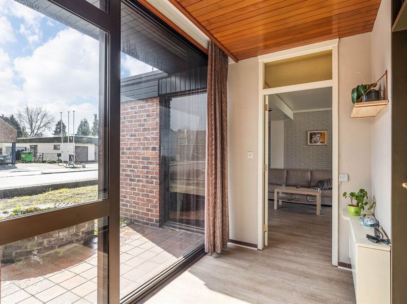 Ruime open bebouwing met magazijn <br />
Bent u op zoek naar een woning met veel potentieel én extra ruimte voor opslag of zelfstandige activiteit? Da