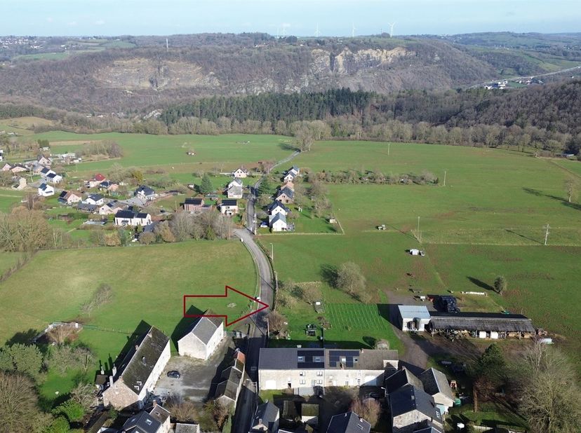 Kin - In het charmante dorpje Kin, bouwkavel van ± 950 m² gelegen in een rustige landelijke omgeving. Dit perceel heeft een vlakke topografie. Te ontd