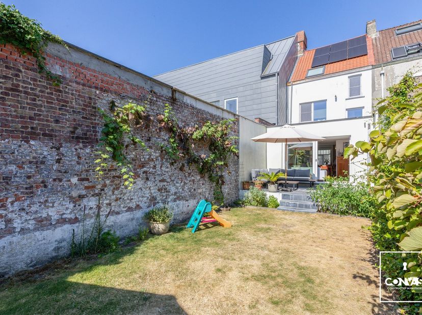Door de centrale ligging van deze woning nabij Gent-Sint-Pietersstation heeft u een vlotte verbinding naar de binnenring van Gent, de R4 en de E17/E40