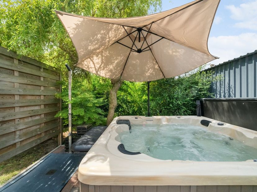 Oostende-Stene, mooi en rustig gelegen perfect onderhouden bungalow op een perceeloppervlakte van 863m². <br />
<br />
Indeling:<br />
<br />
Inkomhal