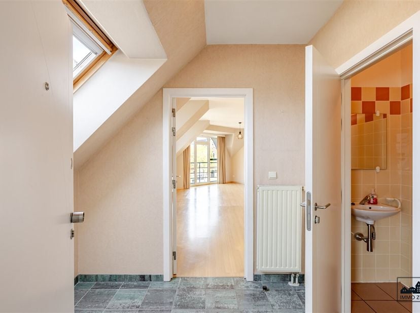BEZOEKDAG: enkel op afspraak<br />
Ontdek dit lichtrijke appartement in het hart van Hamme, gelegen op een absolute toplocatie vlakbij winkels, horeca