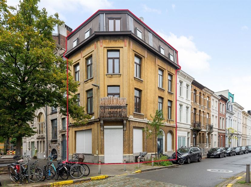 Huis momenteel opgedeeld in handelsgelijkvloers en 3 appartementen!<br />
Locatie: Ontdek dit veelzijdig huis thans gekend als onvergunde opbrengsteig