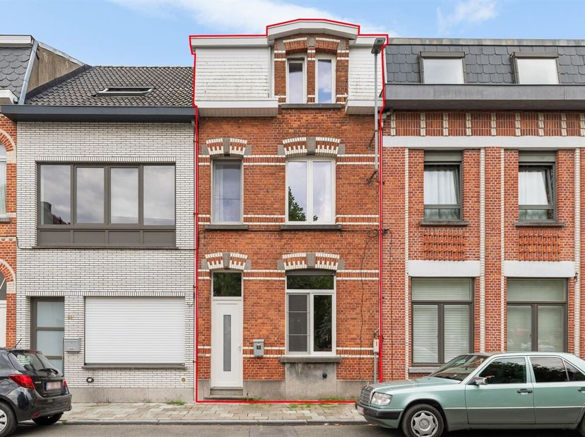 Cette maison bénéficie d'un emplacement calme et central sur la place Prince Léopold à Saint-Nicolas, à proximité du centre-ville. Des commerces, des