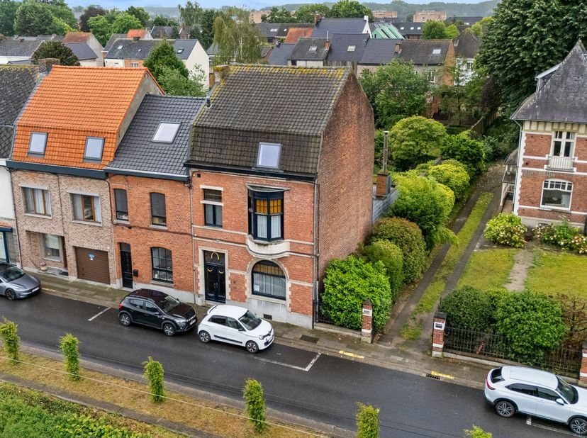 Dit prachtige, karaktervolle herenhuis op een boogscheut van het centrum van Wetteren combineert authentieke elementen met een zee van ruimte.<br />
<