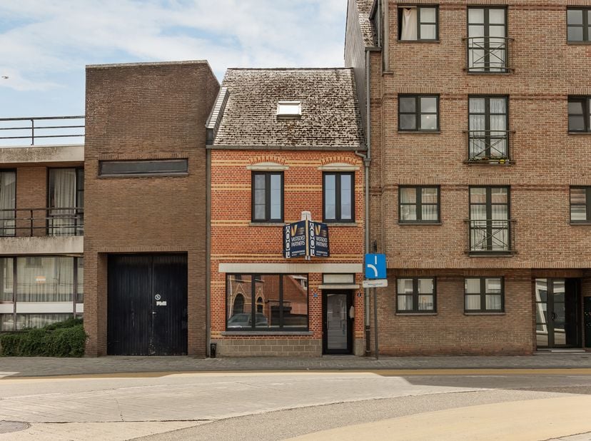 Gezellige woning met 3 à 4 slaapkamers in het centrum van Mol<br />
Op een centrale ligging in het centrum van Mol bevindt zich deze gezellige en verr