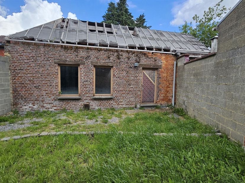 Prix: Offre à partir de 59.000 euros, frais d'agence non inclus et à charge de l'acquéreur. <br />
<br />
Maison à restaurer complètement comprenant