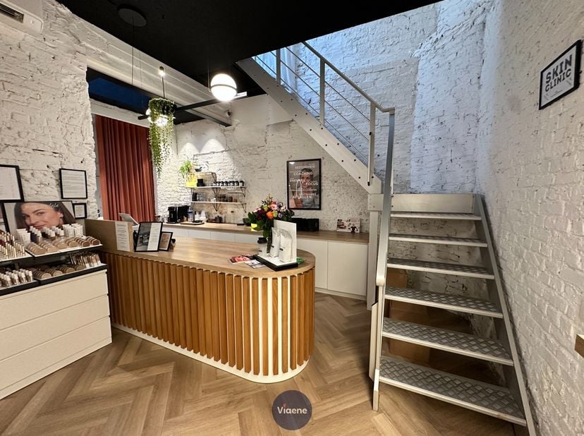 Hip en volledig gerenoveerd handelspand op een commerciële locatie - uitstekend gelegen in het centrum van Oostende, vlakbij de Vlaanderenstraat, het