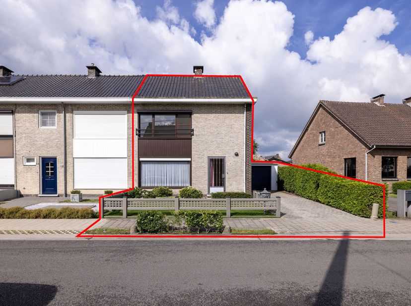 Deze gezellig gelegen woning heeft o.a. 3 slaapkamers, een veranda, inpandige garage en mooie tuin. Op 500m van het centrum, bushaltes, scholen, winke