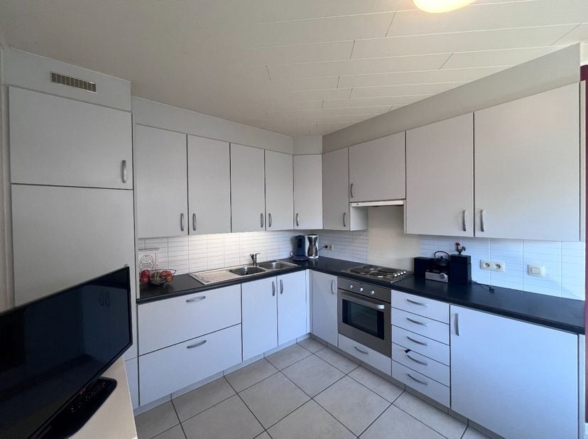 Volledig gerenoveerde ruime gezinswoning met tuin en garage met uitweg achteraan.<br />
Met 3 slaapkamers, met centrale verwarming op aardgas.<br />
A