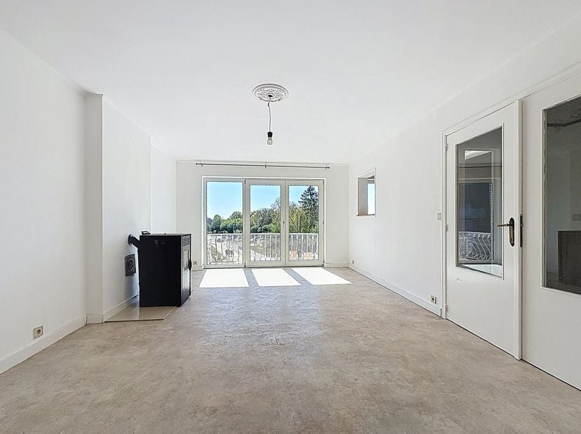 L'Immobilière Borremans vous présente à la vente ce lumineux appartement, idéalement situé au dans le centre de Waremme, au 3ème étage de la résidence