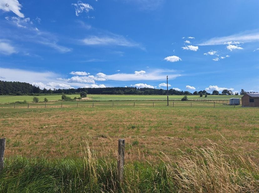 L'Immobilière Cosse vous propose la vente d'un magnifique terrain à bâtir de 999m² et de 24 mètres de façade, situé à Lierneux dans un quartier calme.