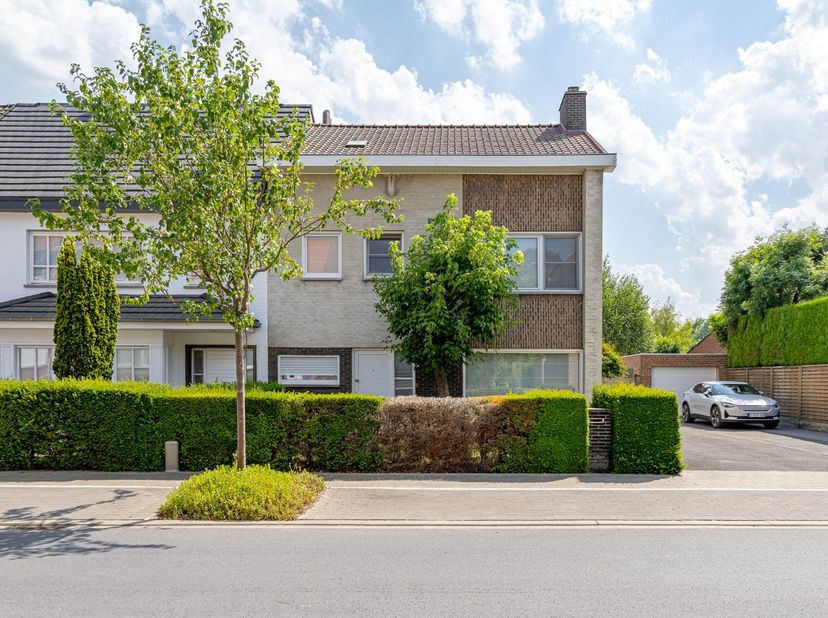 - Kloeke halfopen bebouwing <br />
- Ideale ligging in Kuurne: Bosbessenlaan 25<br />
- Lichtrijke leefruimte <br />
- Praktische keuken en veranda me