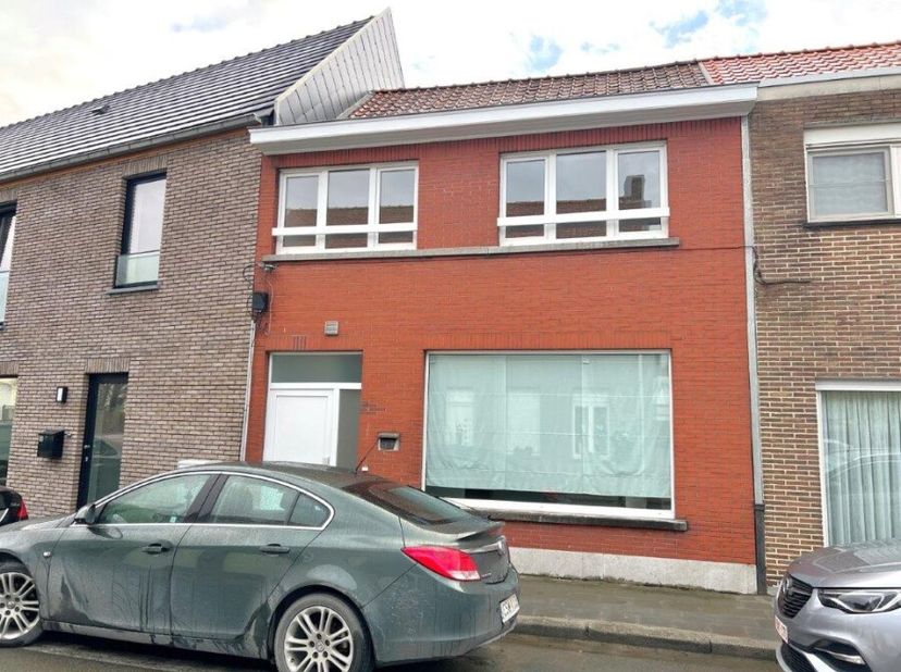 Rijwoning bestaande uit inkom + gastentoilet, living, uitgeruste keuken, wasberging, kelder, terras, tuin en 2 garages met uitweg achteraan. Op de eer