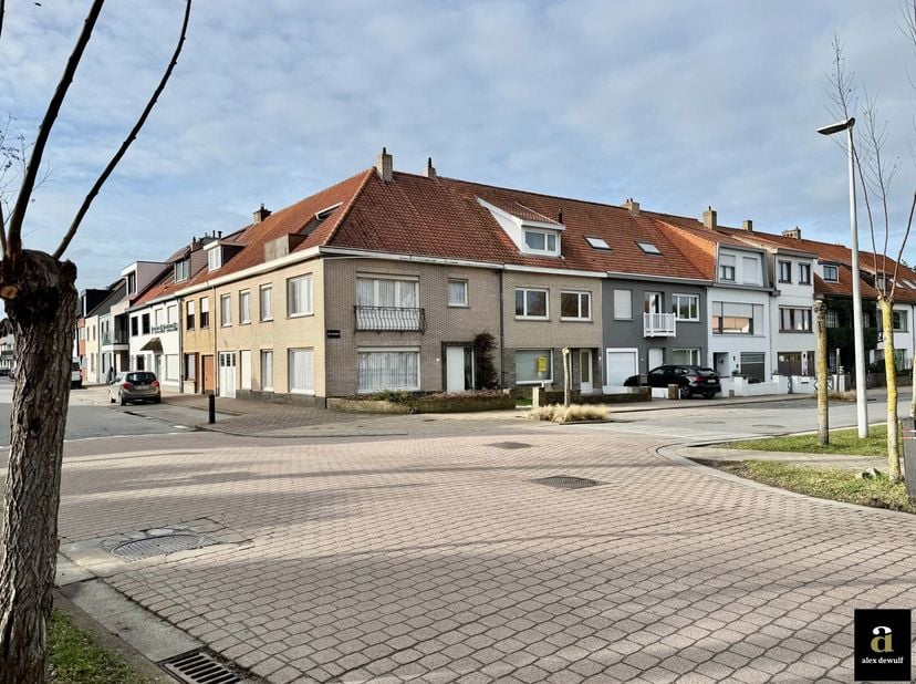 À la lisière du Zoute, à proximité de l’écrin de verdure du Graaf Jansdijk et du charme authentique du vieux Knokke, se situe cette maison d’angle ple