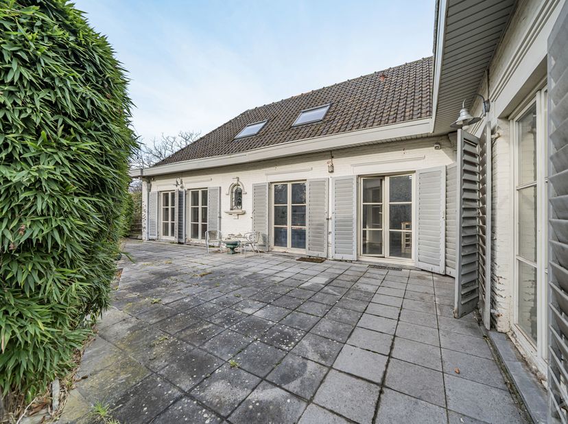 We Invest a le plaisir de vous présenter cette charmante villa, idéalement située à proximité immédiate de nombreuses commodités, sur un terrain d’env