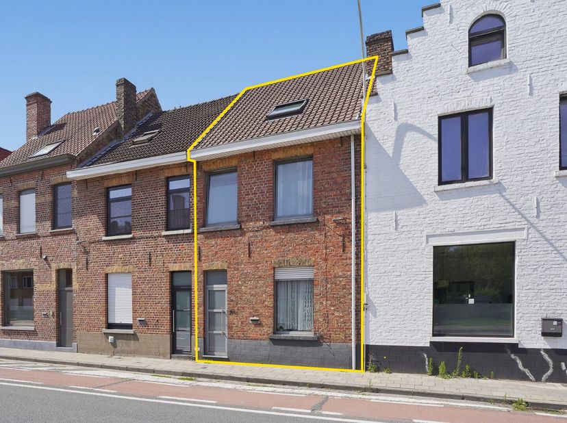 Kijkdag op zaterdag 11 juli - op afspraak!<br />
Ruime rijwoning met vier slaapkamers en diepe tuin op een perceel van 220 m², gelegen in Sint-Andries