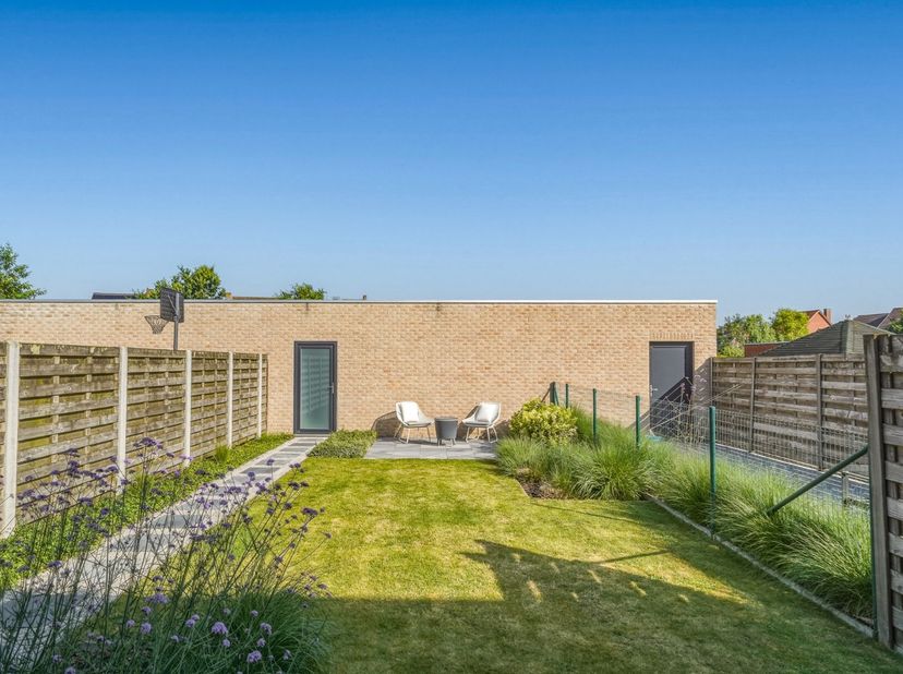 Op een rustige locatie, op wandel- en fietsafstand van het centrum van Oudenburg, wacht deze verrassend ruime en energiezuinige bel-etagewoning (2011)