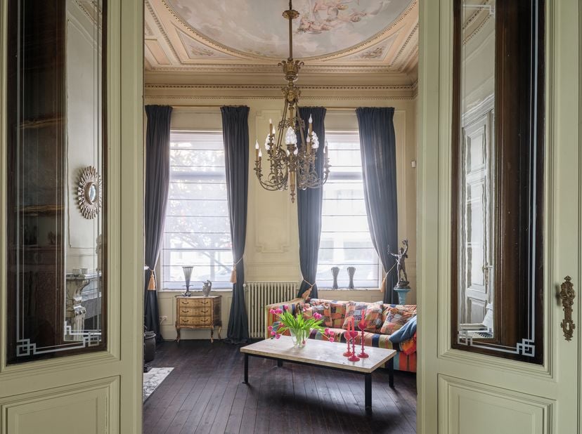 In een rustige, residentiële straat in het gegeerde Ukkel bevindt zich deze uitzonderlijke herenwoning vol authenticiteit, charme en ruimte. Achter de