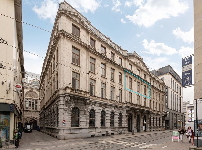 In het hart van Antwerpen, aan de prestigieuze Sint-Katelijnevest, bevindt zich dit uitzonderlijke appartement van ca. 240 m² met een royaal terras va