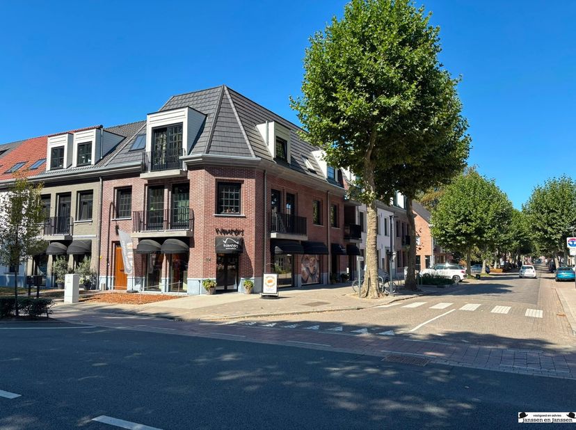 Residentie Kuypershoek<br />
Openbaar vervoer, winkel, restaurants, bakker, apotheker op wandelafstand.<br />
Op de eerste verdieping is het een oas