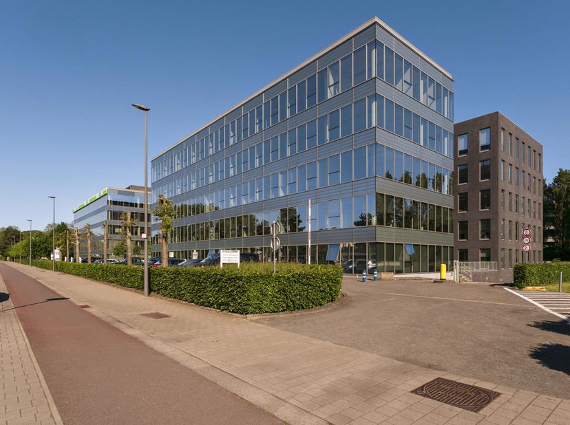 Deze instapklare kantoren liggen vlak bij het station Antwerpen-Berchem. Dit gebouw van 9.000 m² kent voldoende parkeergelegenheid en is gelegen in ee