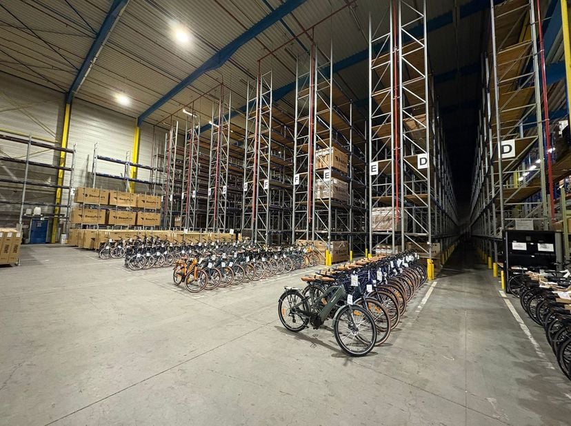 Hoog magazijnruimte van 2.500m² Uitstekend gelegen nabij de Gentseweg (N43) en vlakbij de E17 op- en afrit 5 Waregem.<br />
- 2 laadkades<br />
- ruim