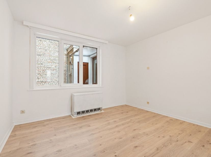 Duplex spacieux et lumineux avec 2 chambres et espace bureau, situé Witte Nonnestraat 53 bus 2V-3V à Ostende.Cet agréable appartement bénéficie dun em