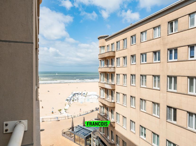 Entrez dans cet appartement impressionnant de 90 m², récemment rénové avec soin et style. Au cours des derniers mois, ce spacieux logement de deux cha