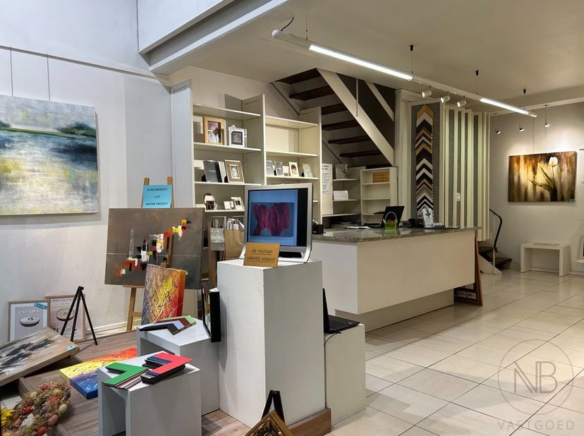 In Shopping 3, een gevestigde en levendige locatie in het centrum van Genk, bevindt zich dit instapklare handelspand met tal van mogelijkheden. Dankzi