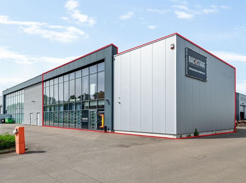 Ontdek deze ruime commerciële eigendom in Breendonk, perfect gepositioneerd voor uiteenlopende zakelijke doeleinden. Met een indrukwekkende bruikbare