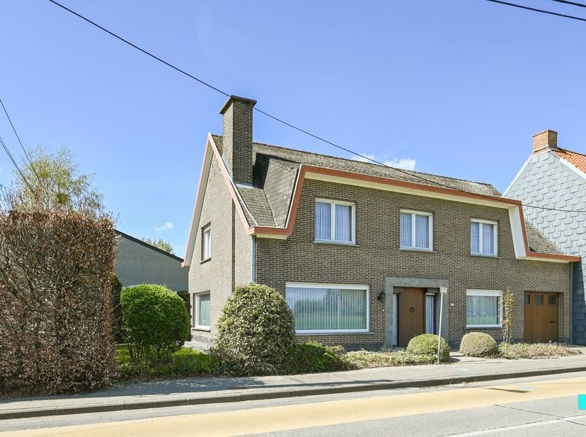 Deze ruime, te renoveren halfopen bebouwing met vijf slaapkamers is gelegen op de Bosmolens te Izegem op een west gericht perceel van 410 m². De bewoo