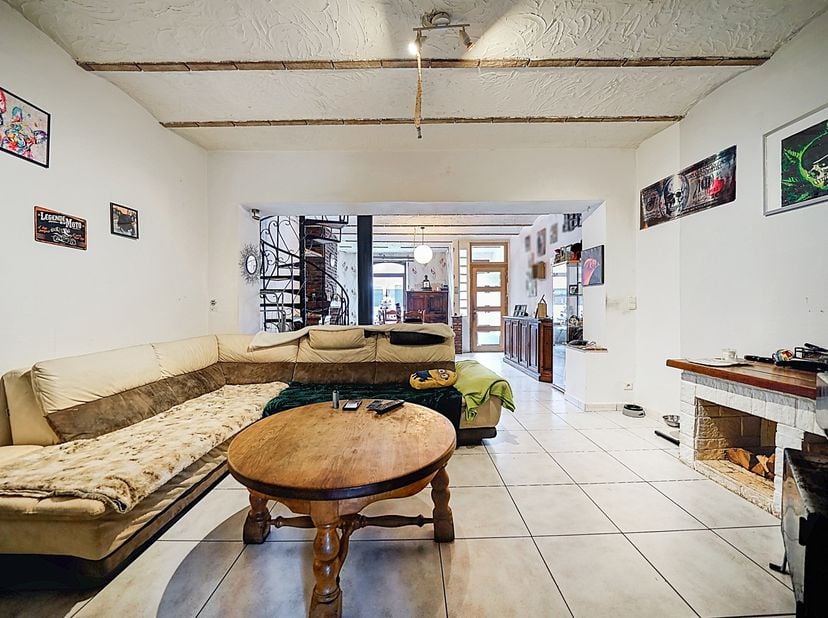 Easyhome Immobilier vous invite à découvrir cette charmante maison idéalement située à Monceau-sur-Sambre, à proximité des commodités, des axes princi