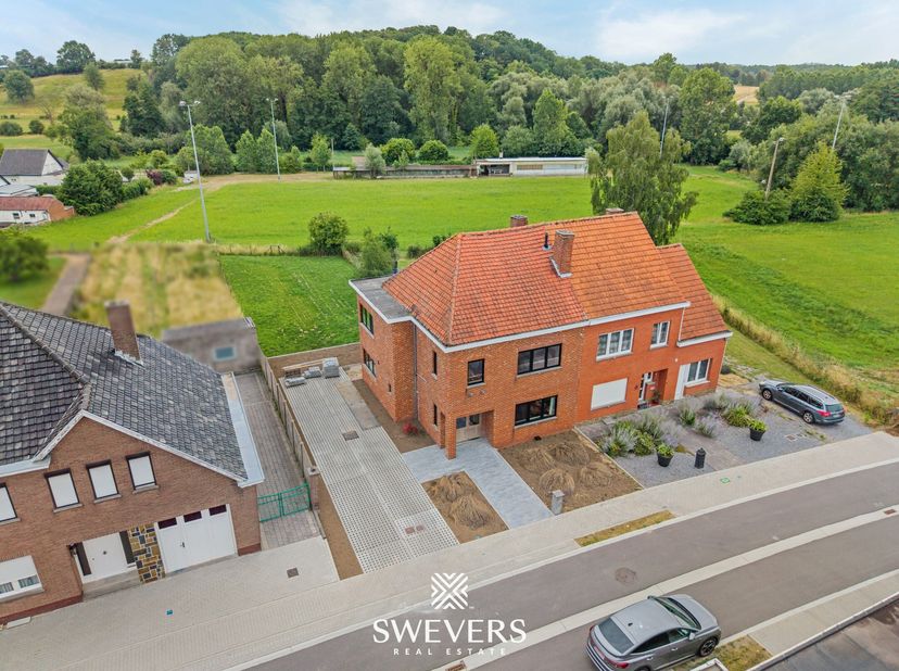 Voor meer info en fotos, surf naar www.swevers.be  Instapklare halfopen bebouwing op een ruim perceel van 800 m² met een unieke ligging grenzend aan n