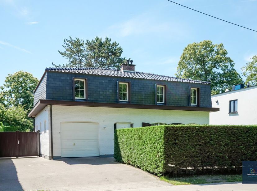 INSCHRIJVEN OP DE BEZOEKMOMENTEN !!! Deze stijlvolle villa in Franse stijl werd gebouwd in 1968 op een perceel van 600m² en geniet van een uitstekende