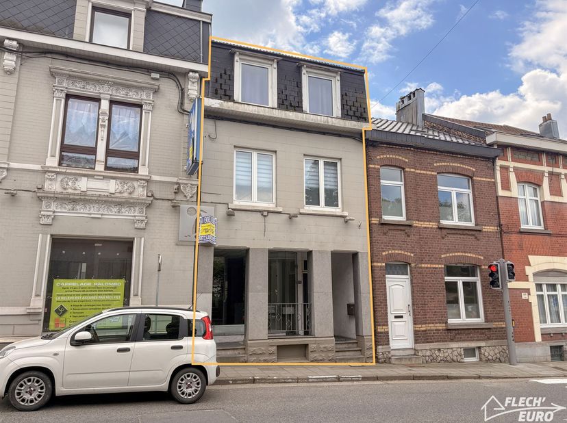 HEUSY, immeuble mixte composé d'une surface commerciale et un triplex. La surface de vente de 135m² vous offre de multiples opportunités commerciales.