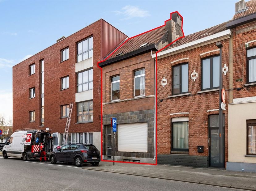 Openhuizendag op zaterdag 13 juni van 17u00 - 18u00<br />
Ligging: Deze te renoveren woning is gelegen in Hoboken, op een centrale en vlot bereikbare